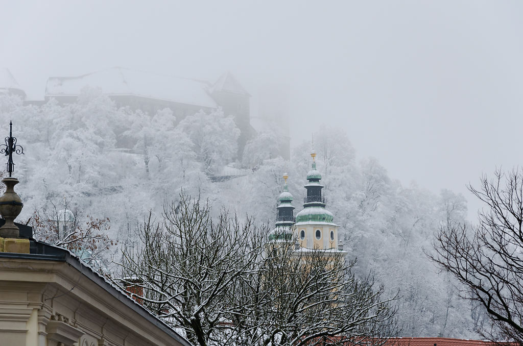 Burg Ljubljana im Nebel und Schneefall