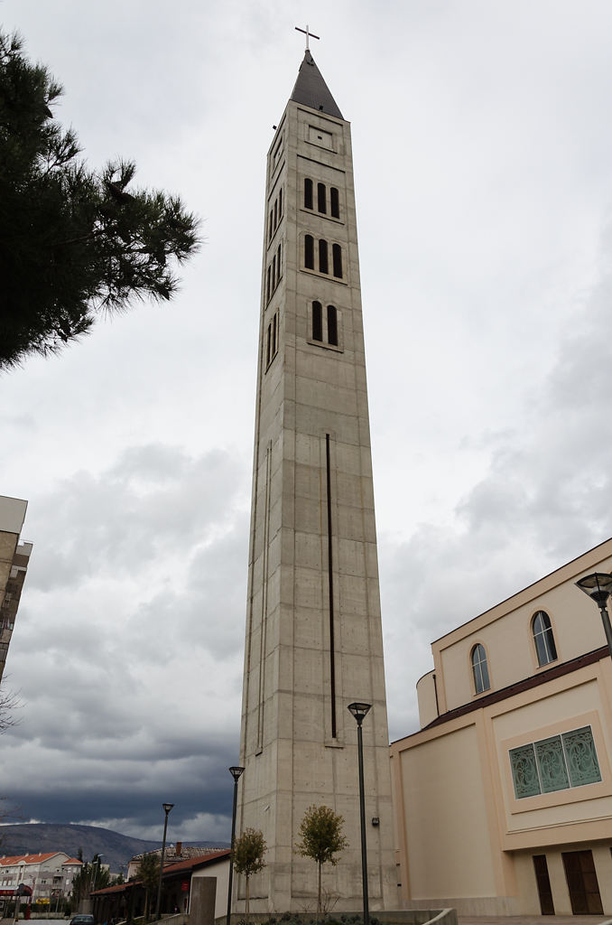 der "Campanile" der katholischen Kirche