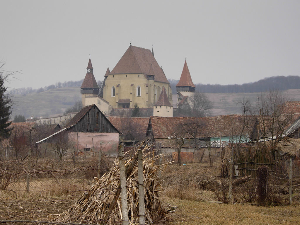 die Kirchenburg aus der Ferne